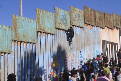 Inmigrantes de la primera caravana que salió desde Honduras y recorrió el territorio mexicano comienzan a congregarse en la valla de Tijuana (México). Aproximadamente 800 personas han llegado a la fronteriza ciudad mexicana con el propósito de solicitar asilo en Estados Unidos. Para el viernes se espera la llegada de al menos 2.000 más en autobuses.