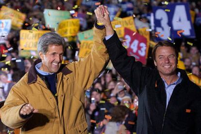 John Kerry y John Edwards (derecha), en la noche del jueves en un mitin en Des Moines, en el Estado de Iowa.