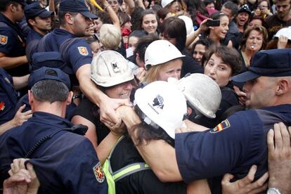 Un cordón policial impide el paso de mujeres de mineros en las cercanías del Senado.