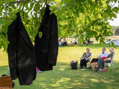 Entusiastas de la música disfrutan de un pícnic durante una velada especial del Festival de Ópera de Glyndebourne, que se celebra desde 1934 en una hermosa casa en la campiña.