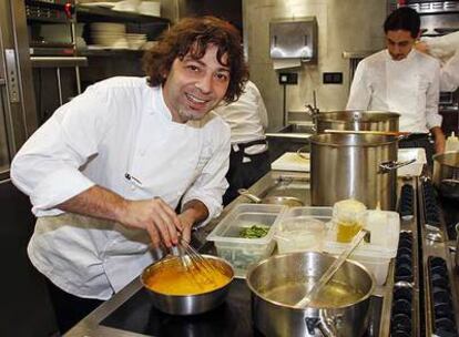 Andrés Madrigal, en su cocina de Alboroque.