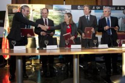 La ministra de Fomento, Ana Pastor (c), saluda al presidente de Puertos del Estado, José Llorca (i), junto al presidente de Cantabria, Ignacio Diego (2i), el alcalde de Santander, Íñigo de la Serna (2d), y el presidente de la Autoridad Portuaria de Santander, José Joaquín Martínez Sieso (d), durante la firma de un acuerdo para convocar un concurso de ideas para elaborar el plan especial de reordenación del frente Marítimo de Santander.