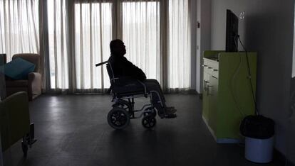 Una persona mayor ve la televisión en una residencia de ancianos en Madrid.