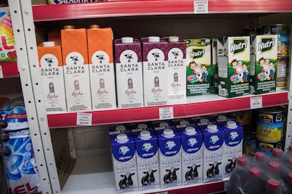 Un estante de un supermercado con cartones de leche y productos lácteos