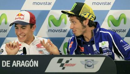 Marc Marquez y Valentino Rossi charlan durante la conferencia de prensa inaugural del gran premio de Aragón.