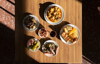 Algunos platos típicos del ‘esmorzaret’: encurtidos, cacahuetes, tortillas o longanizas y morcillas con habas, con la inclusión del ‘all i pebre’ (arriba, en la imagen), un guiso de la Albufera con ajo, guindilla, sal, aceite, pimentón, patata y anguilas. 