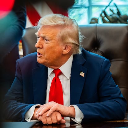 WASHINGTON, DC August 25, 2025:
US President Donald Trump speaks during the signing of Executive Orders in the Oval Office of the White House on Monday August 25, 2025. Deputy White House chief of staff Stephen Miller, administrator of the Drug Enforcement Administration (DEA) Terry Cole, US attorney general Pam Bondi, US Vice President JD Vance, US secretary of defense Pete Hegseth, secretary of the US Department of Homeland Security (DHS) Kristi Noem, and director of the US Marshals Service Gadyaces Serralta were in attendance.
(Photo by Demetrius Freeman/The Washington Post via Getty Images)