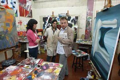 Tras su conferencia, Barceló visitó los talleres de pintura de la Facultad de Bellas Artes.
