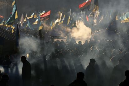 Activistas ucranios proeuropeos se re&uacute;nen durante un mitin en la Plaza de la independencia en Kiev (Ucrania). Para ma&ntilde;ana domingo se ha convocado una gran concentraci&oacute;n en el mismo lugar.