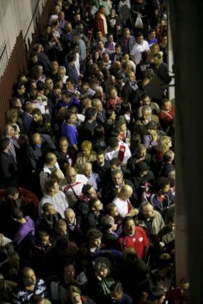 La gente hace cola para entrar al estadio de Vallecas