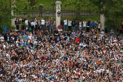 Aficionados del Real Madrid en los alrededores de la plaza de Cibeles para celebrar el triunfo en la Liga de Campeones