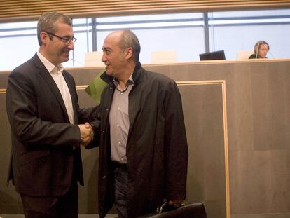 Markel Olano y Martin Garitano se estrechan la mano al finalizar ayer el pleno de las Juntas Generales de Giopuzkoa.