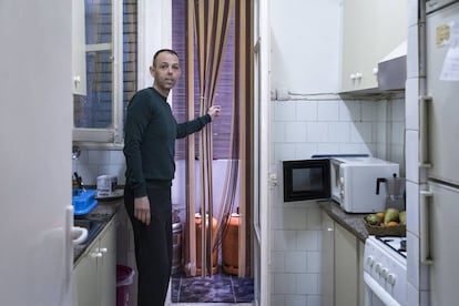 Teo, en la cocina de su casa alquilada, que debe dejar el 6 de abril tras 22 años viviendo en ella