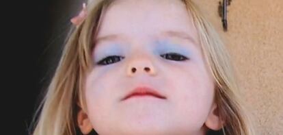 El vídeo difundido por los padres contiene esta imagen de la niña con los ojos pintados con sombra azul.