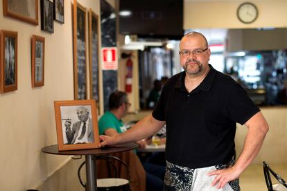 Demetrio Gallego, camarero y dueño de la cafetería Dos Passos, en Madrid.