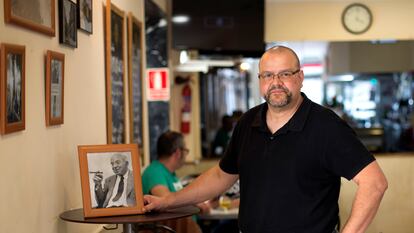 Demetrio Gallego, camarero y dueño de la cafetería Dos Passos, en Madrid.