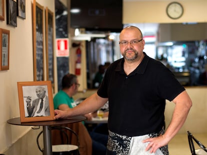 Demetrio Gallego, camarero y dueño de la cafetería Dos Passos, en Madrid.