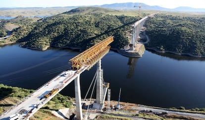 Viaducto en el r&iacute;o Tajo a su paso por Extremadura. 