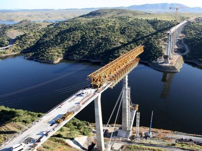 Viaducto en el r&iacute;o Tajo a su paso por Extremadura. 