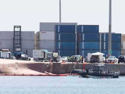 Los equipos de rescate durante la búsqueda el pasado domingo del segundo de los desaparecidos del buque "Nazmuye Ana" en el puerto de Castellón.