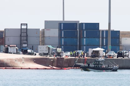 Los equipos de rescate durante la búsqueda el pasado domingo del segundo de los desaparecidos del buque "Nazmuye Ana" en el puerto de Castellón.