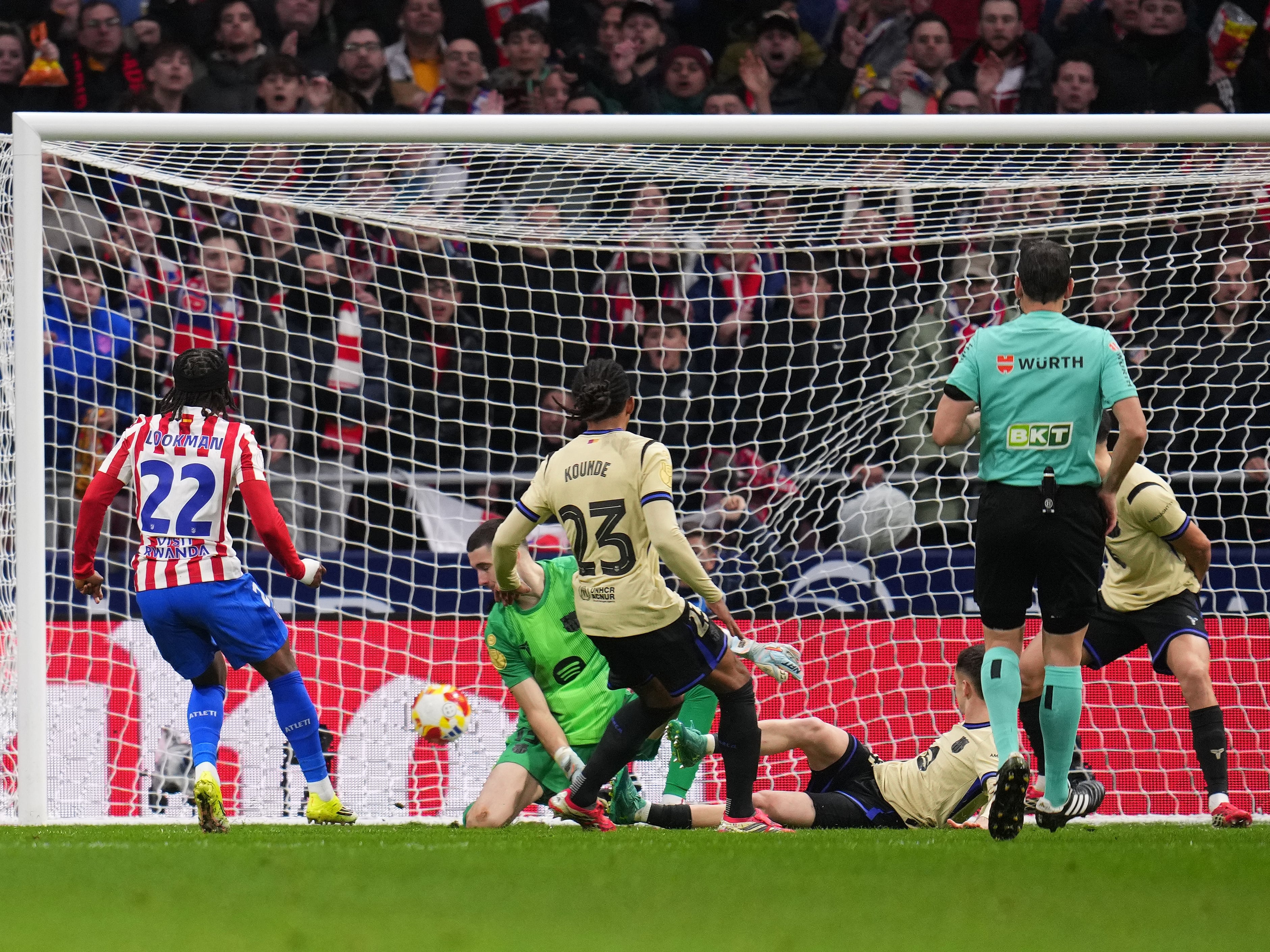 Atlético - Barcelona en directo | El Barça sigue grogui y Lookman marca el tercero