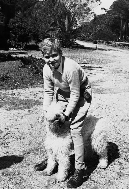 1946 Estoril (Portugal).- El Príncipe Juan Carlos, posa con uno de los perros de la Familia Real