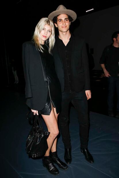 La modelo Devon Windsor y Fai Khadr, en Saint Laurent.