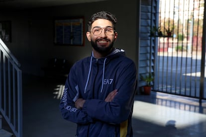 Agustín, joven de 22 años que participa en uno de los programas de inserción laboral en las Tres Mil Viviendas, posa en la Fundación Juan Bosco, en Sevilla. 