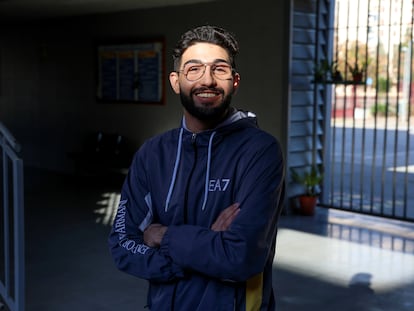Agustín, joven de 22 años que participa en uno de los programas de inserción laboral en las Tres Mil Viviendas, posa en la Fundación Juan Bosco, en Sevilla.