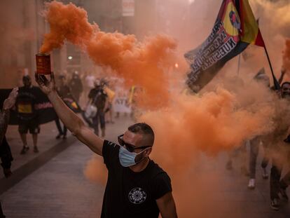 Manifestación de extrema derecha y neonazis desde la plaza de Chueca hasta la Puerta del Sol, en Madrid. En el recorrido gritaron cosas como “fuera maricas de nuestros barrios”.