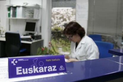 Un cartel recuerda en un ambulatorio de Vitoria que los pacientes pueden ser atendidos en euskera.