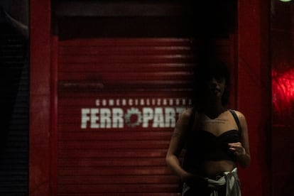 Una mujer se oculta entre las sombras en una avenida del barrio San Diego. 