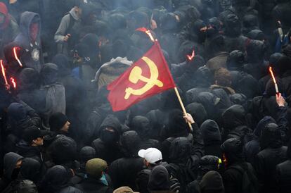 Un estudiante francés sostiene una bandera del Partido Comunista durante la manifestación en París.
