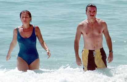 Ana Botella y José María Aznar, en las playas de en las playas de Oropesa en 1998.