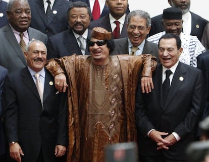 Imagen fechada en Sirte en octubre de 2010 tomada durante una cubre afroárabe, en la que el líder libio, Muamar Gadafi, se apoya sobre el presidente de Yemen, Abdullah Saleh, y el de Egipto, Hosni Mubarak.