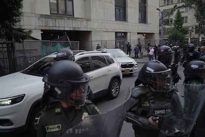 La policía evacúa a los magistrados de la Corte Suprema del Palacio de Justicia, en Bogotá (Colombia), el 8 de febrero de 2024.