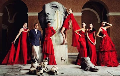 Valentino, rodeado de modelos vestidas con el rojo característico del diseñador.