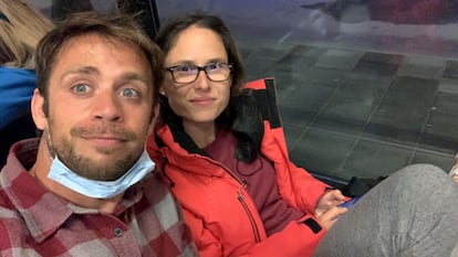 Carolina Pimenta y Andrés Sanz, pasajeros de uno de los vuelos procedentes de Sudáfrica, en el aeropuerto Schiphol (Ámsterdam). 