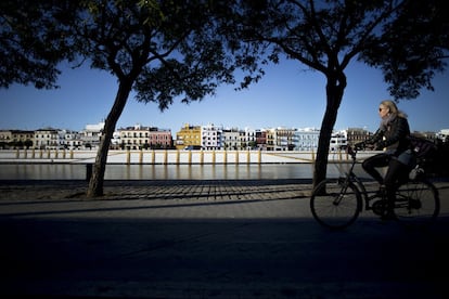 El barrio de Triana es una de las zonas más visitadas por los turistas que llegan a la ciudad. Desde el paseo del Marqués de Contadero se aprecia el colorido de la calle Betis.