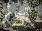 Trabajadores sepultan a un hombre que murió de covid-19 en Ecatepec (Estado de México).