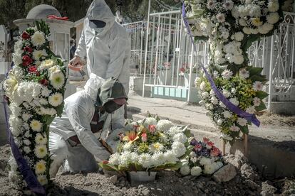 Trabajadores sepultan a un hombre que murió de covid-19 en Ecatepec (Estado de México).