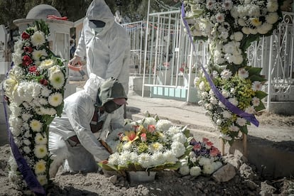 Trabajadores sepultan a un hombre que murió de covid-19 en Ecatepec (Estado de México).