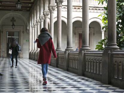 Claustro de la Facultad de Letras de la Universidad de Barcelona. 