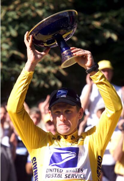 El 25 de julio de 1999 Lance Armstrong consiguió ganar su primer Tour de Francia, asombrando al mundo al demostrar que no sólo había logrado superar su enfermedad, sino que había sido capaz de hacerse con la victoria en esta dura carrera.