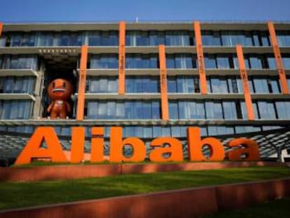 Logo de Alibaba en su sede, en Hangzhou (China).