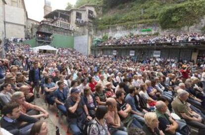 Aspecto de la Plaza de la Trinidad durante una actuación de la edición de 2016. Es uno de los escenarios con más encanto del Heineken Jazzaldia.