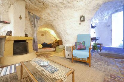 Traditionally home to Granada’s Gypsy population, the houses in the city’s Sacromonte neighborhood are hewn out of the rock, giving a specific look to this ancient part of town. This particular cave home affords views of the Alhambra.