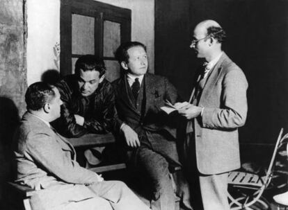 En el centro, Hermann Ungar,  en un ensayo de su obra The Red General junto al actor Fritz Nathan Khon (a su izquierda), y el director de teatro Erich Engel (derecha) en 1928.&nbsp;