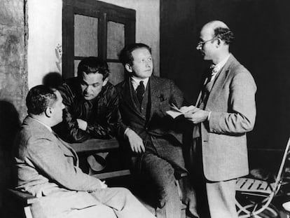 En el centro, Hermann Ungar, en un ensayo de su obra The Red General junto al actor Fritz Nathan Khon (a su izquierda), y el director de teatro Erich Engel (derecha) en 1928. 